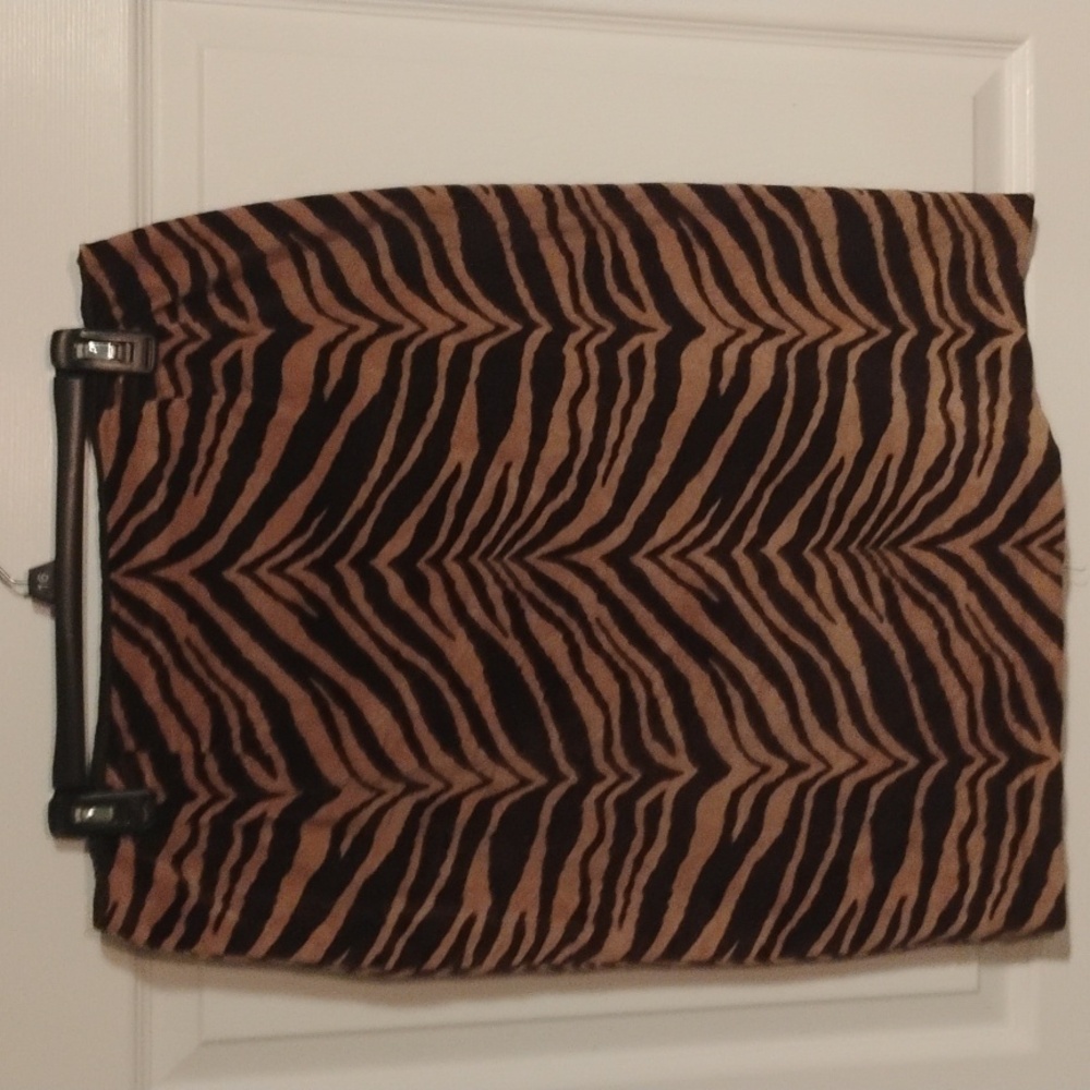 Animal print fitted skirt, size 14